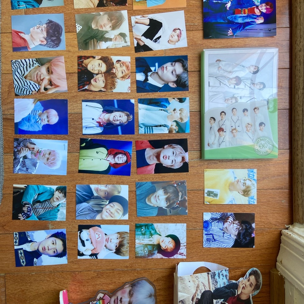 Random assortment of 26 kpop photo cards + accessories